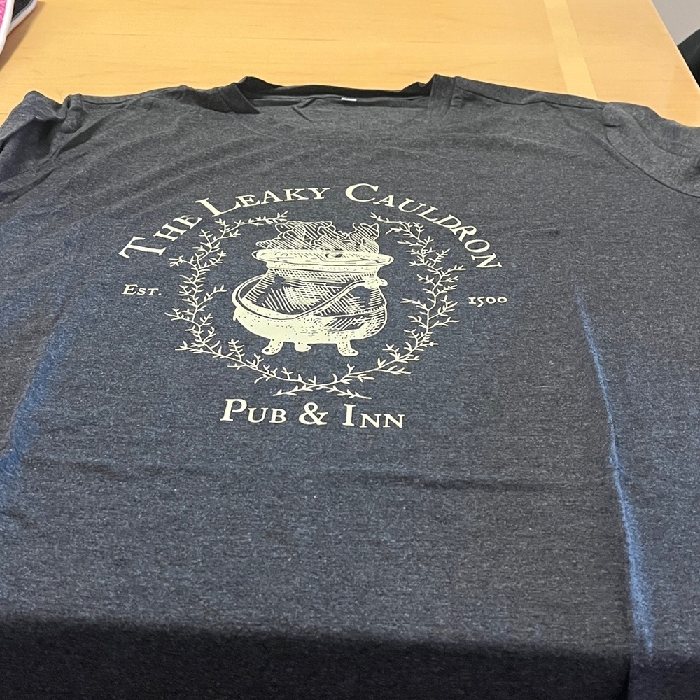 The Leaky Cauldron Pub & Inn T-Shirt - Picture 2 of 2